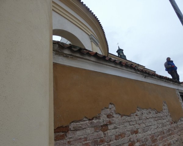 Żółty tynk znika z kościelnego muru
